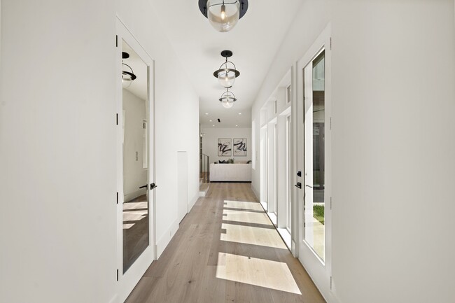 Building Photo - 408 Pecore St