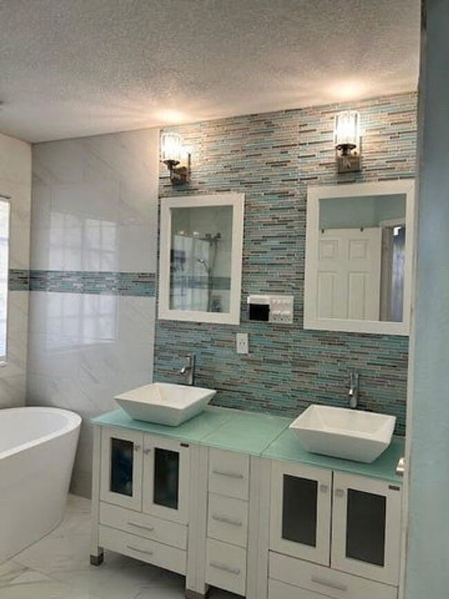 Building Photo - 1305 Lucaya Dr