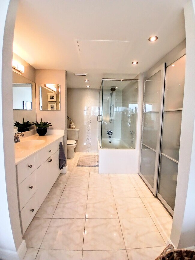 Building Photo - 1830 Embassy Dr