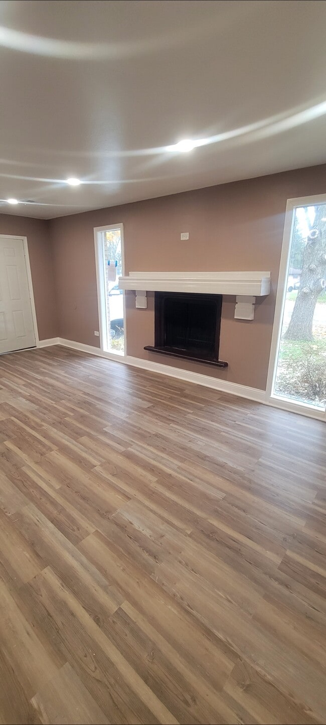 Building Photo - 7 Oak Ln