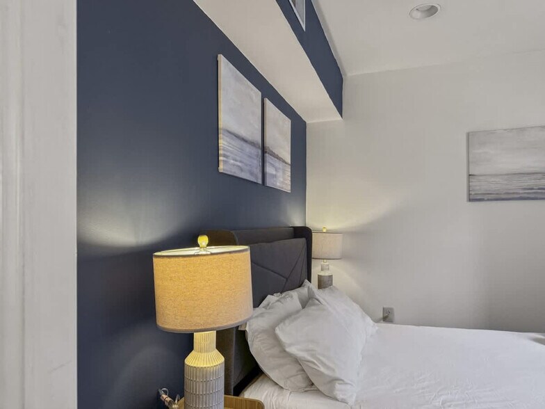 Building Photo - 1715 Schubert Aly