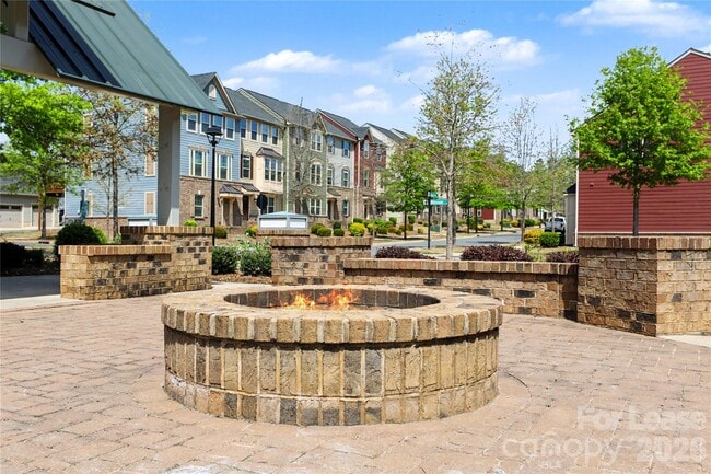 Building Photo - 4011 Zilker Park Dr