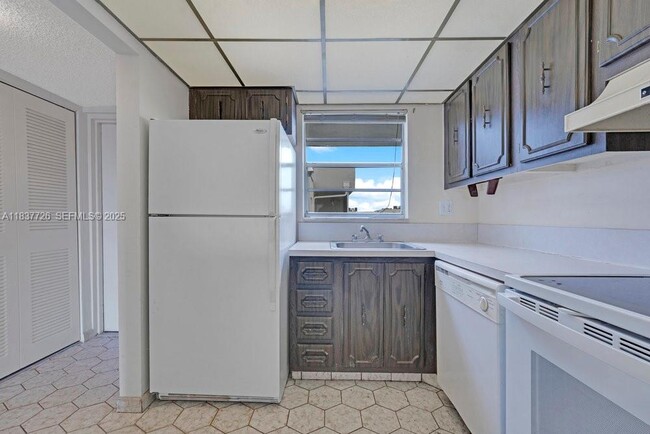 Building Photo - 2998 Sunrise Lakes Dr W