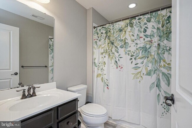 Building Photo - 1048 Regency Pl