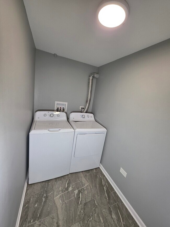 Building Photo - 5134 W Henderson St