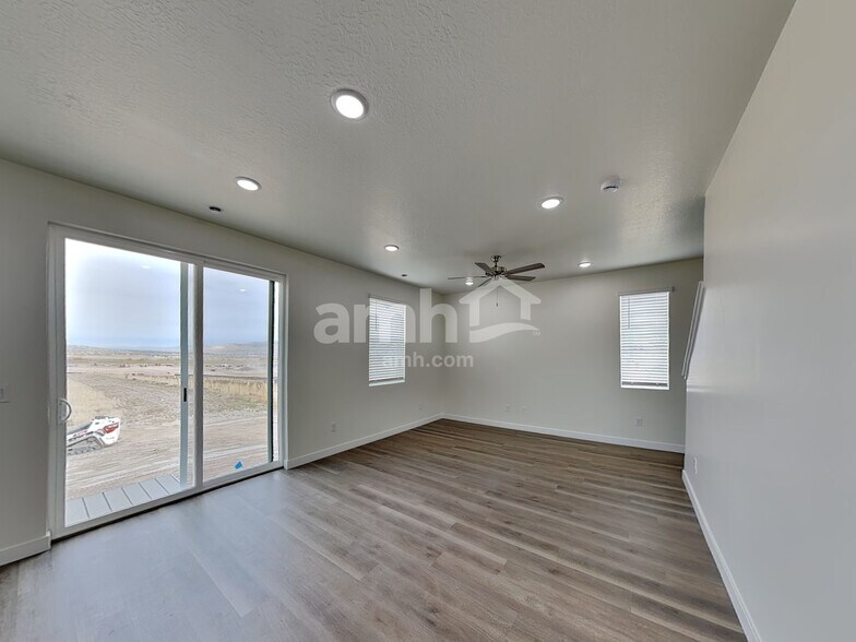 Building Photo - 1232 W Mahogany St