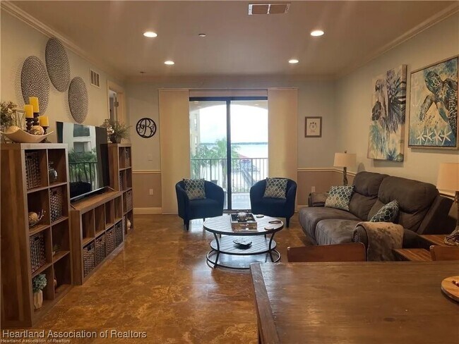 Building Photo - 2351 Lakeview Dr