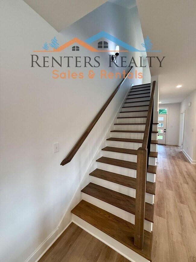 Building Photo - Stunning 3 Bedroom with Rooftop Terrace