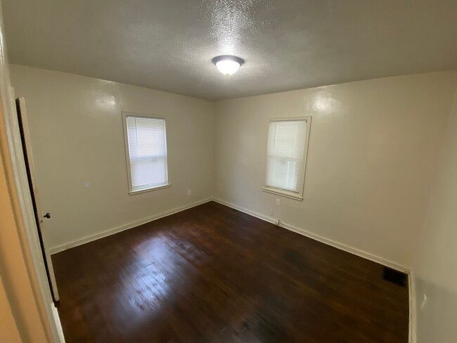 Building Photo - Beautiful 2 Bedroom with Hardwood Floors