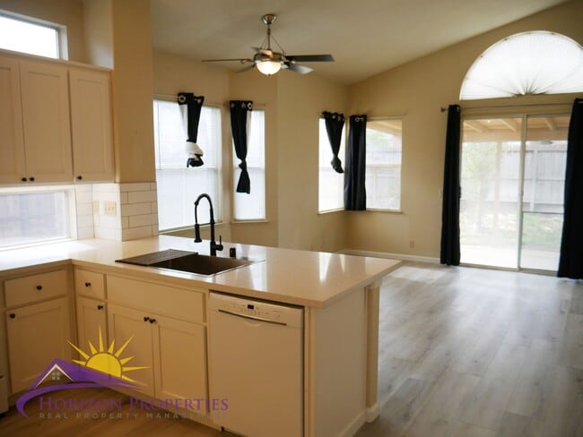 Building Photo - 9472 Clementine Way