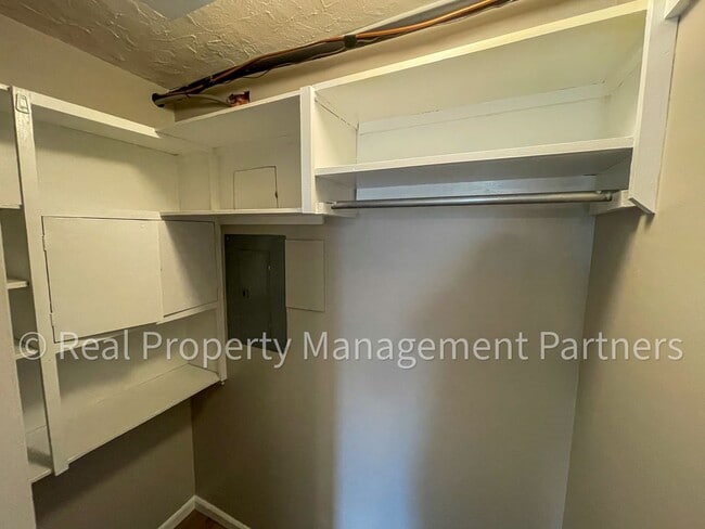 Building Photo - 3920 Camelot Dr SE