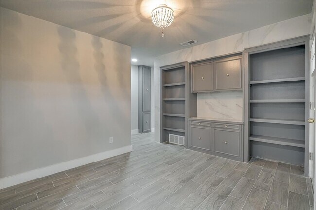 Building Photo - 3805 W Rochelle Rd