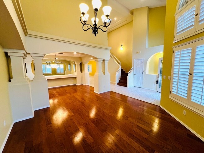 Building Photo - Stunning 4 bedroom, 3 bath home in West El...
