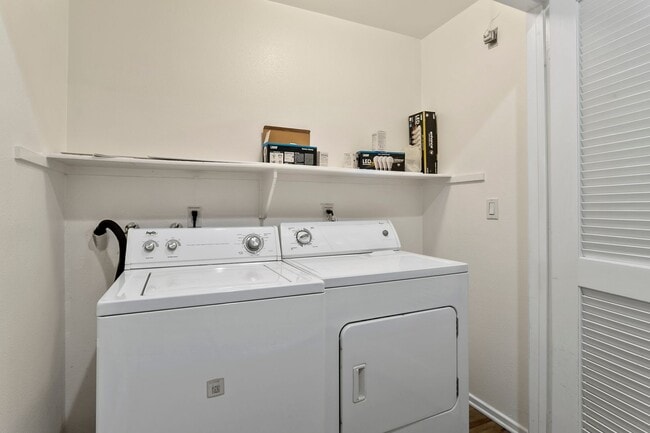 Building Photo - Irvine 2 Bed, 2 Bath With Amenities!!