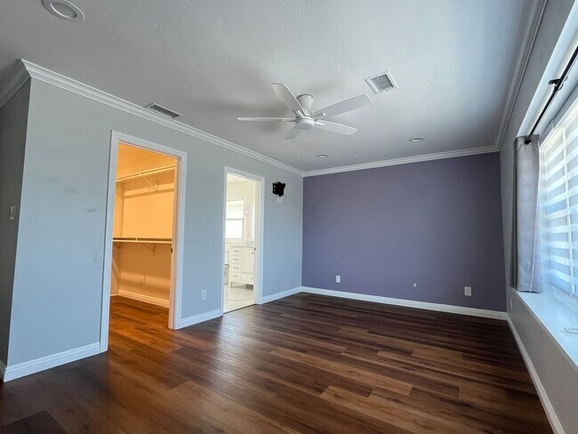 Building Photo - 2085 Warmlands Ave