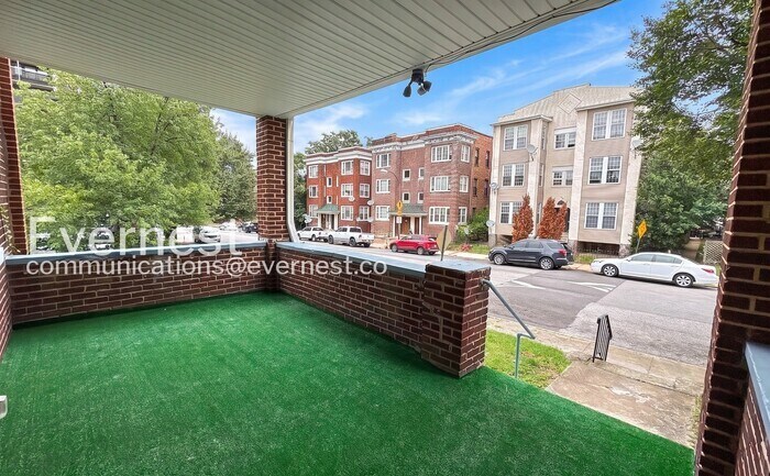 Building Photo - 2440 Callow Ave