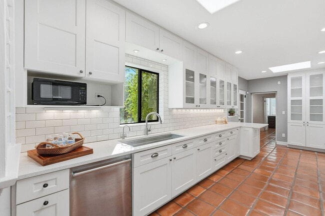 Building Photo - Elegant 3-Bedroom Home in Historic Tucson