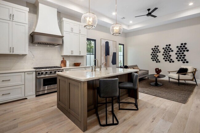 Building Photo - 6500 E Cactus Wren Rd