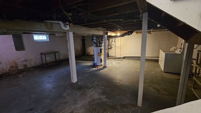 Building Photo - Great Location! Available NOW!