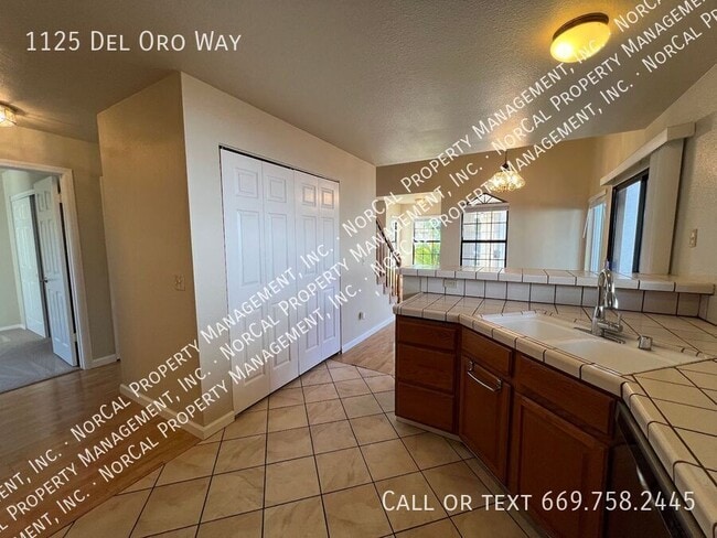 Building Photo - 1125 Del Oro Way