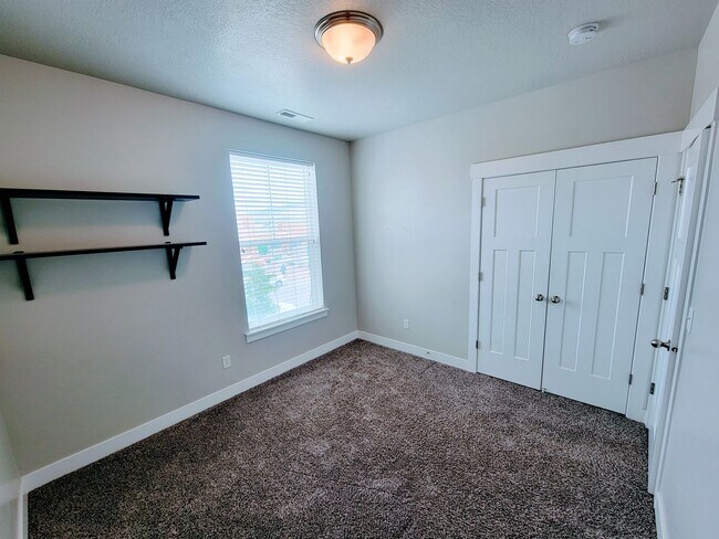 Building Photo - Gorgeous Modern Home!