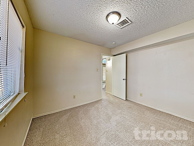 Building Photo - 1304 Farley Dr