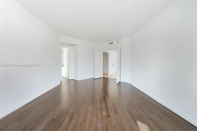 Building Photo - 300 South Pointe Dr