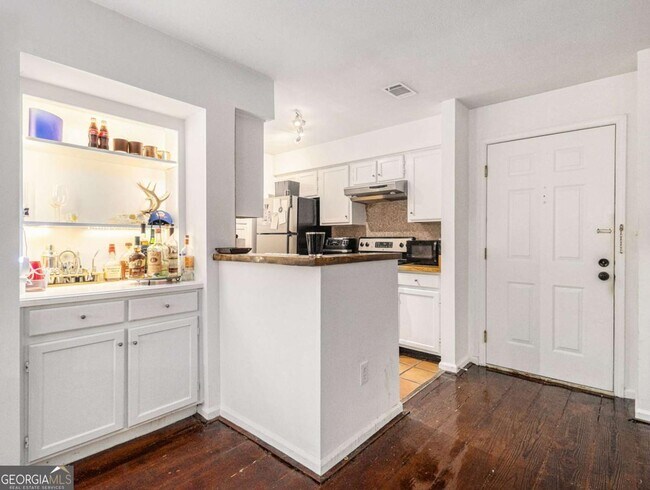 Building Photo - 3307 Pine Heights Dr NE