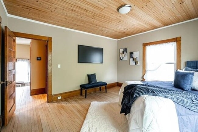 Building Photo - Amazing 5-Bedroom, 2.5 Bathroom Updated Ho...