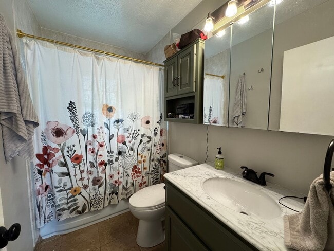 Building Photo - Adorable 3 Bedroom Home Near Lincoln Park!
