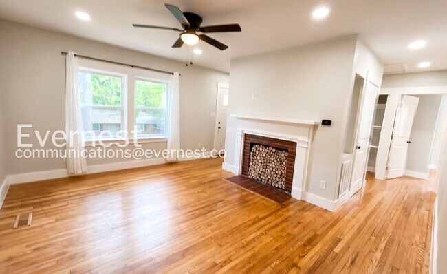 Building Photo - 3-Bedroom Home with Fenced Yard / Available Now!