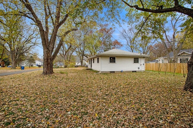 Building Photo - Beautiful Remodeled 3/1 home with large yard! - Ask about our Deposit Free Leasing opportunity!