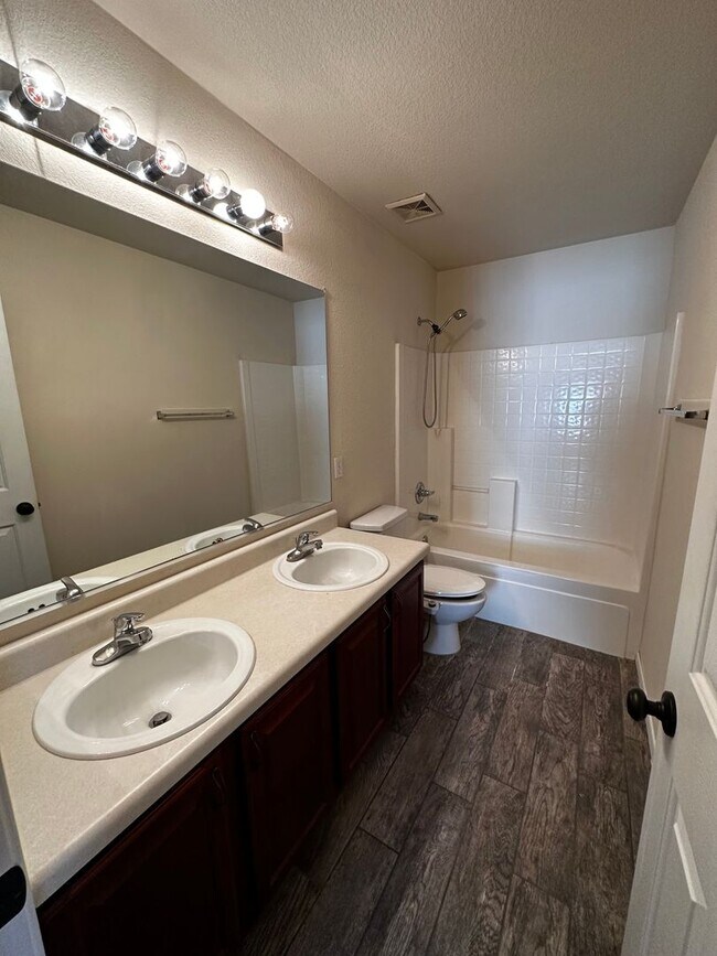 Building Photo - 4 BEDROOM HOME IN RAY RANCH