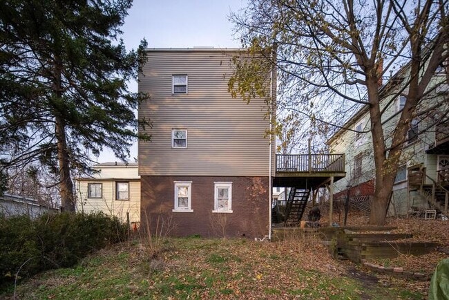 Building Photo - 56 Thompson St