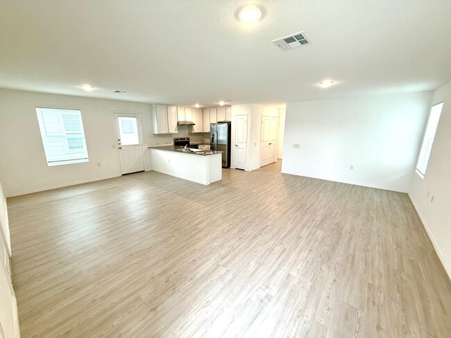 Building Photo - AVAILABLE NOW! 4 Bedroom / 2 Bath Home In ...