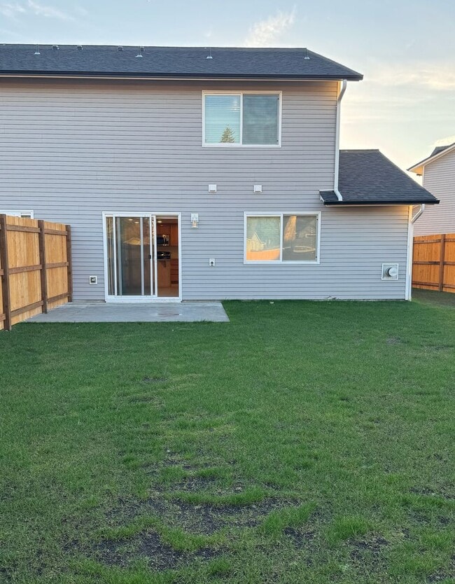 Building Photo - Charming 3-Bed Duplex with 2.5 Baths & 1600 Sq Ft - Prime Spanaway Location!