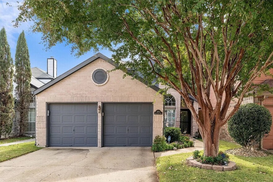 Building Photo - 2956 S Bend Dr