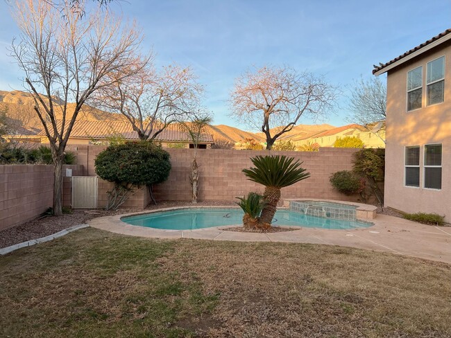 Building Photo - 5BD 3.5 BTH Two Story Home Available in Lo...