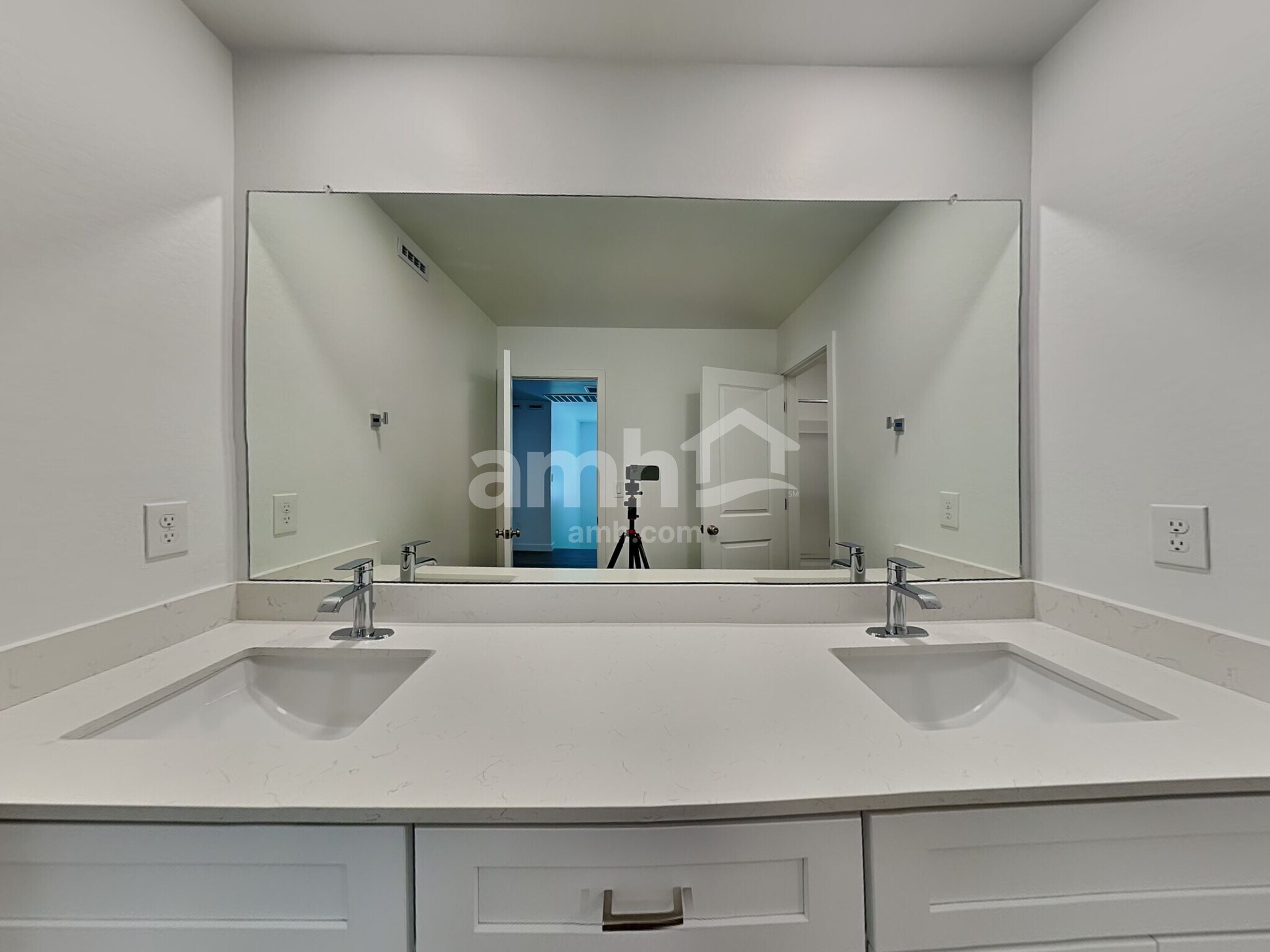 Building Photo - 12615 W Flynn Ln