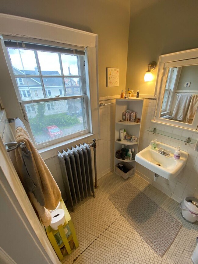 Building Photo - Second floor original guestroom of 1902 Ma...