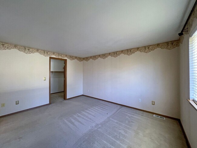 Building Photo - NE Tacoma - Large 3 bedroom 2.5 bathroom w...