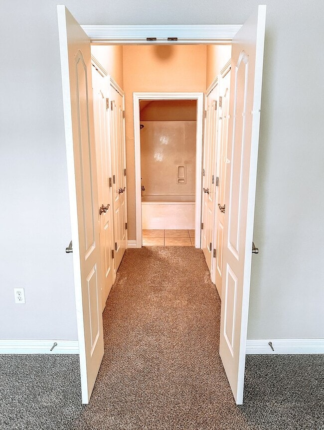 Building Photo - ** Move-in Special** Beautiful Townhome in...