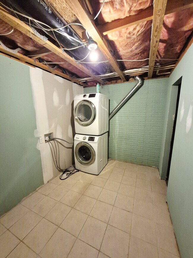 Building Photo - 976 Snow Mountain Rd