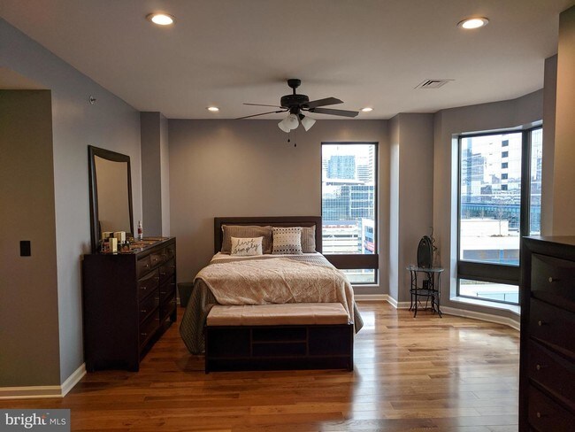 Building Photo - 10 E Lee St