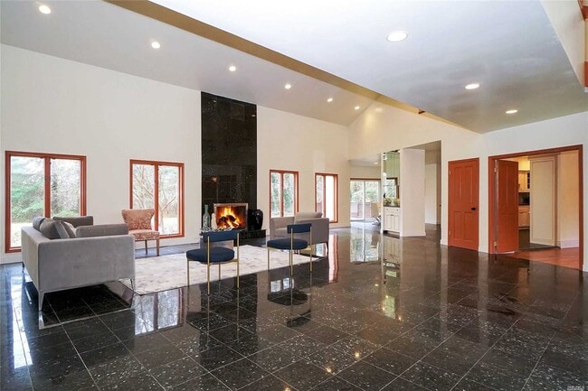 Building Photo - 242 Store Hill Rd