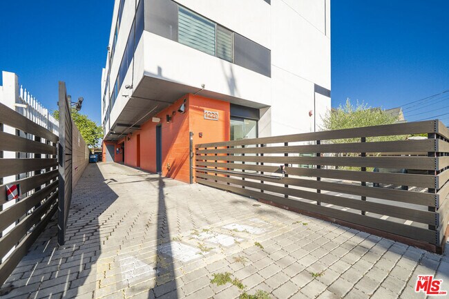Building Photo - 1229 S Kingsley Dr