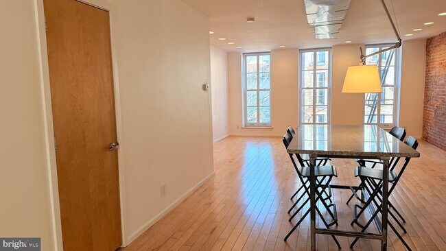 Building Photo - 136 N 3rd St