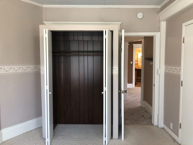 Building Photo - 1st Floor 2 Bedroom Apartment w/ Private Basement - Available July 1st