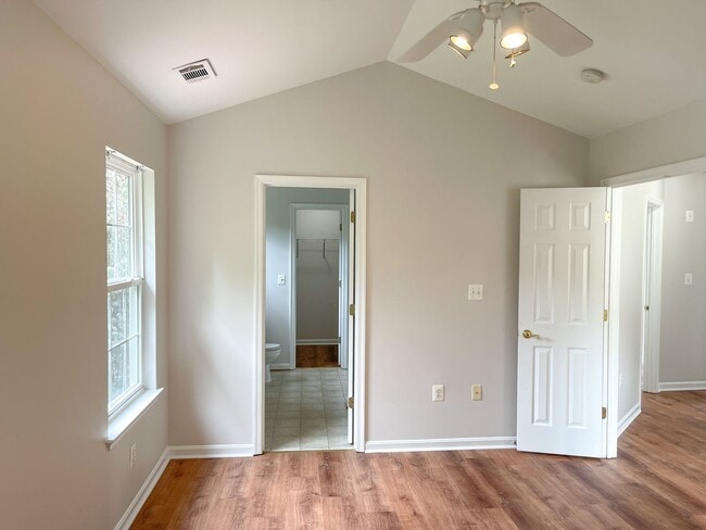 Building Photo - Lovely Traditional 5BR/3BA home in excelle...