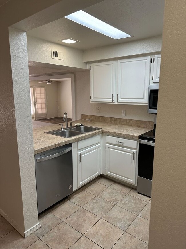 Building Photo - Updated Townhome